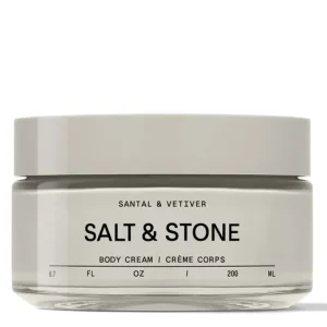 SALT & STONE GAZDAG TESTÁPOLÓ KRÉM - SZANTÁLFA & VETIVER Kedvezmény