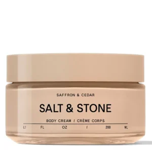 Akciós ár SALT & STONE GAZDAG TESTÁPOLÓ KRÉM - SAFFRON & CEDAR